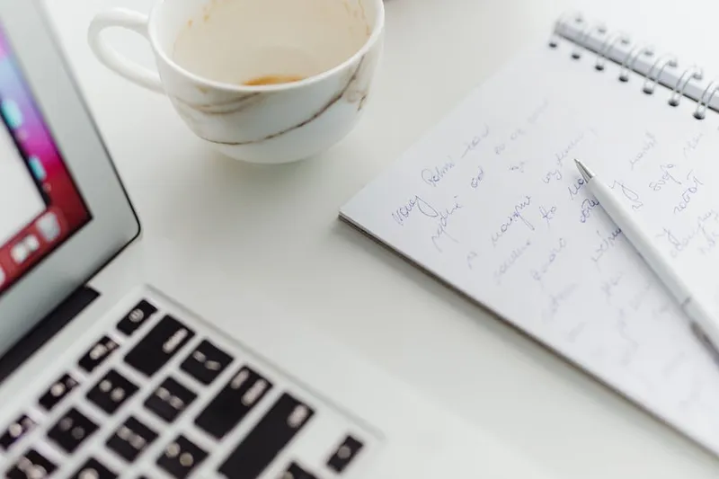 AI 글쓰기 도구 - 노트북으로 글을 쓰는 모습